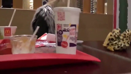 Geile Blondine Gibt Blowjob Im öffentlichen Restaurant SD (2026)