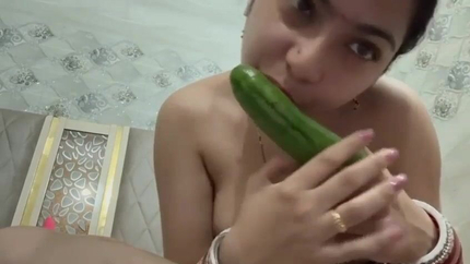 Desi Indian Married Bhabhi Gives Cucumber Blowjob SD (2026)