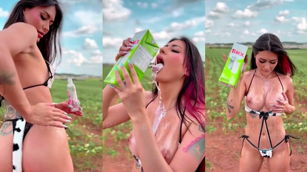 Gostosa Vestida De Vaquinha Tomando Leitinho Na Fazenda SD (2026)